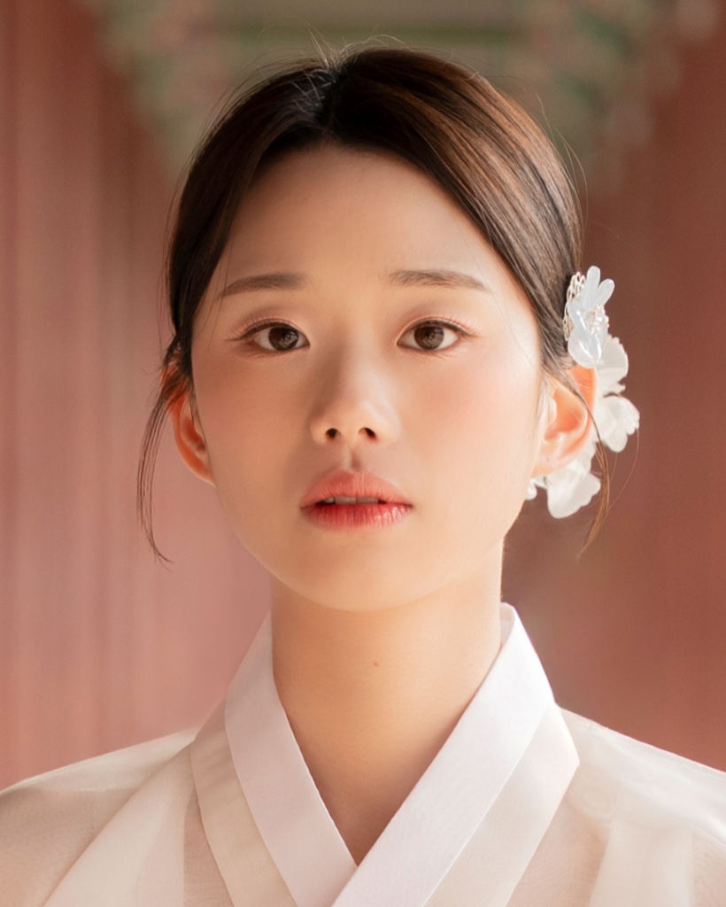 뷰티팰리스 한복 메이크업 흰 꽃 장식